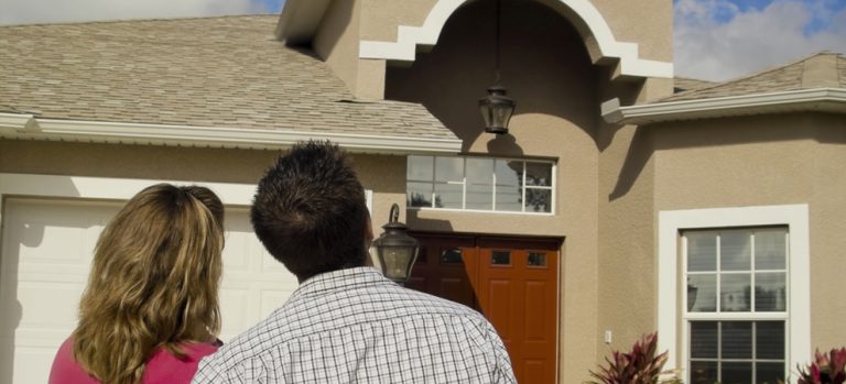 Young-couple-buying-a-home-keyimage